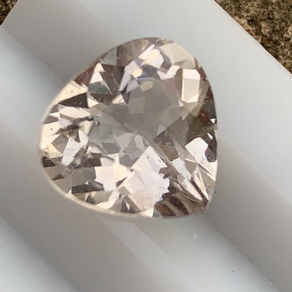 4.35 Carats Imperial Natural Topaz Cut Stone from Skardu Pakistan - Picture 3 of 16